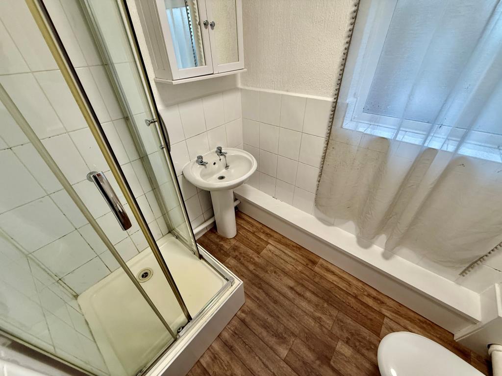 Lot: 131 - TWO-BEDROOM FLAT FOR IMPROVEMENT - Shower room with W.C.